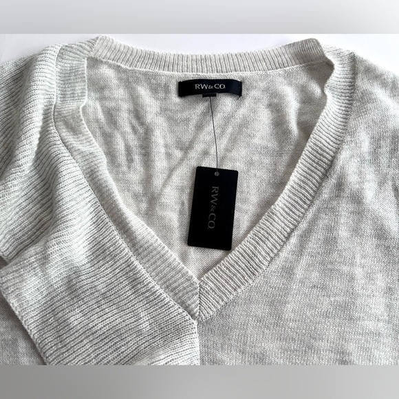 ✨NWT✨ RW&CO Light Gray Ruffle Sweater Size XS - Picture 4 of 7